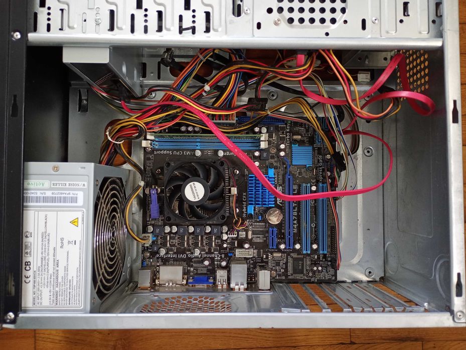 Комп запчастини: корпус, проц + живлення, мамка, пам'ять, дисковод