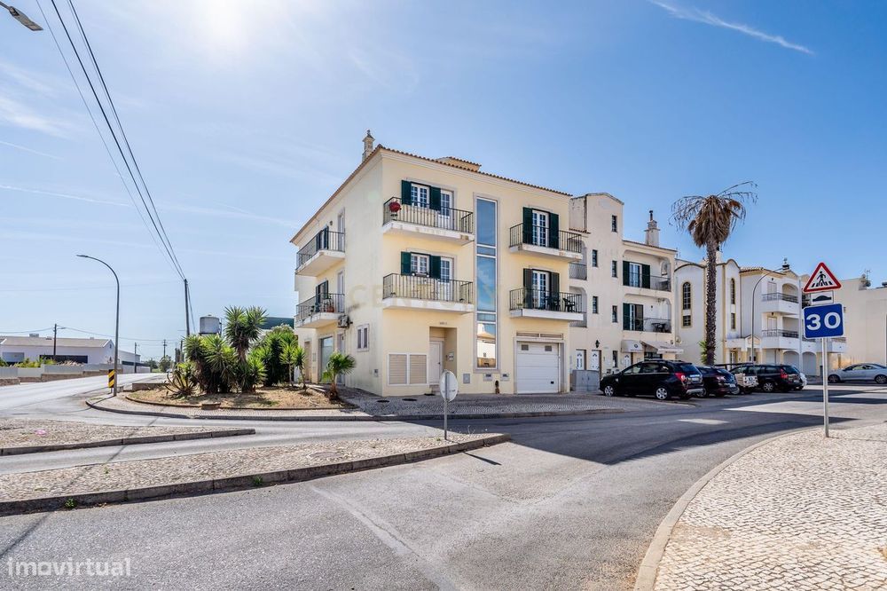 Apartamento T3, com generosas áreas e garagem, no Algoz.