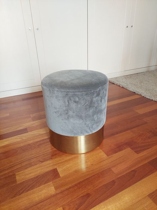 Puff de veludo cinzento e metal dourado