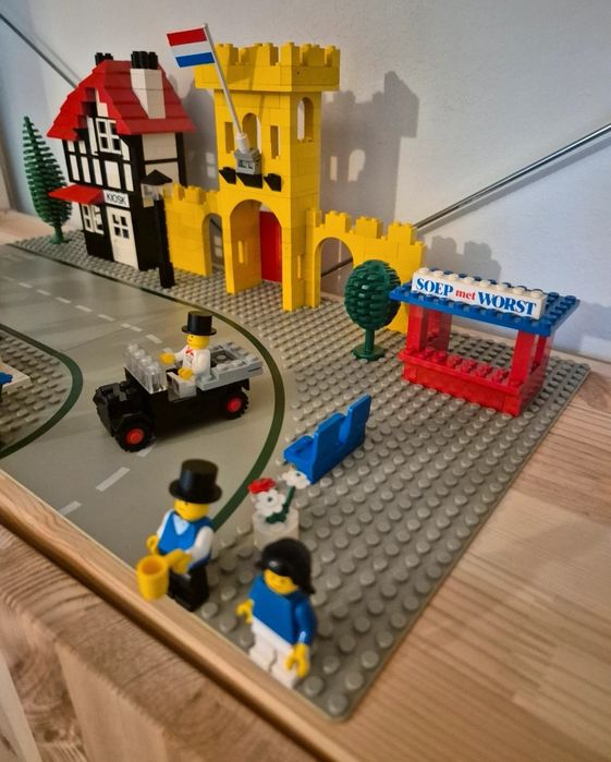 Lego 1592  - Castle Scene
1592 Town Square - Castle Scene
1592 Town Sq