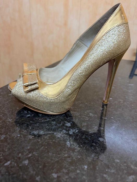 Sapatos dourados número 38
