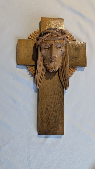 Drewniany krzyż z rzeźbioną głową Chrystusa – rękodzieło