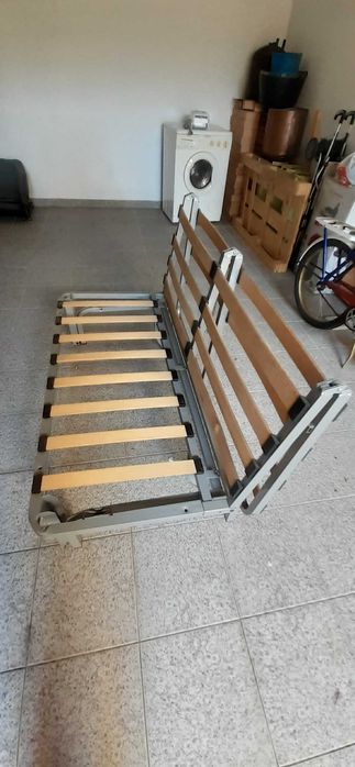 FUTON  EMSTRUTURA em muito bom estado