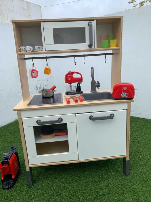 Cozinha de brincar ikea com vários acessórios.