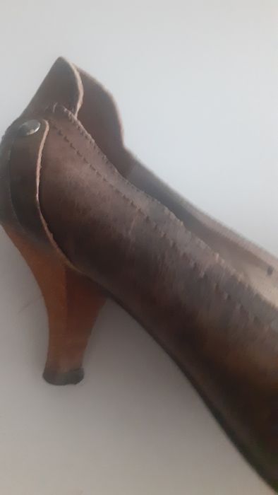 Sapatos em pele  castanha  com aplicações  metalicas  n37 salto 5cm