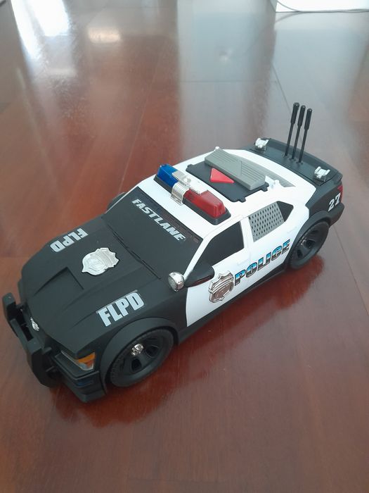 Brinquedo de Carro de polícia e retroescavadora.