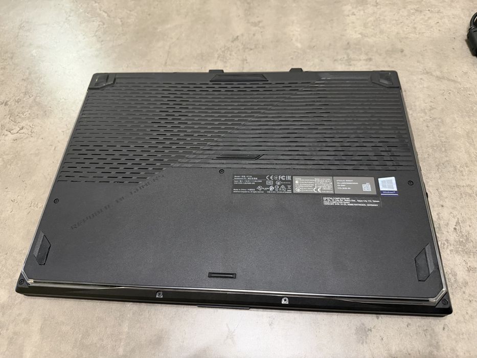 Asus ROG Strix G712LWS