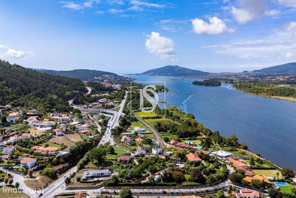 Terreno com 1381 m², junto ao Rio Minho, em Vila Nova de Cerveira