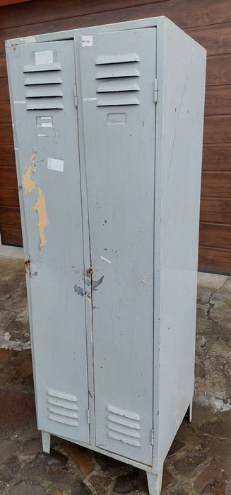 Шкафчик металевий.