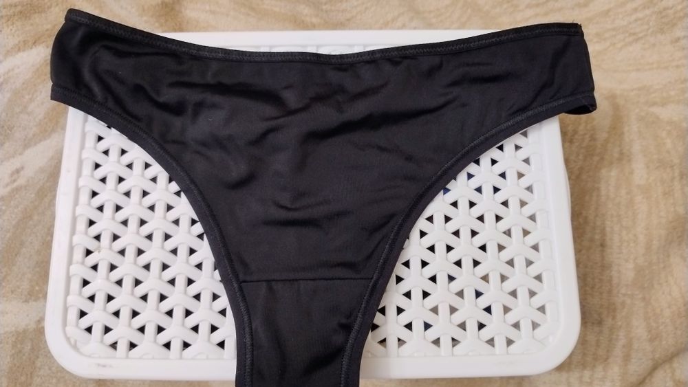 Majtki brazyliany stringi Triumph rozm 38