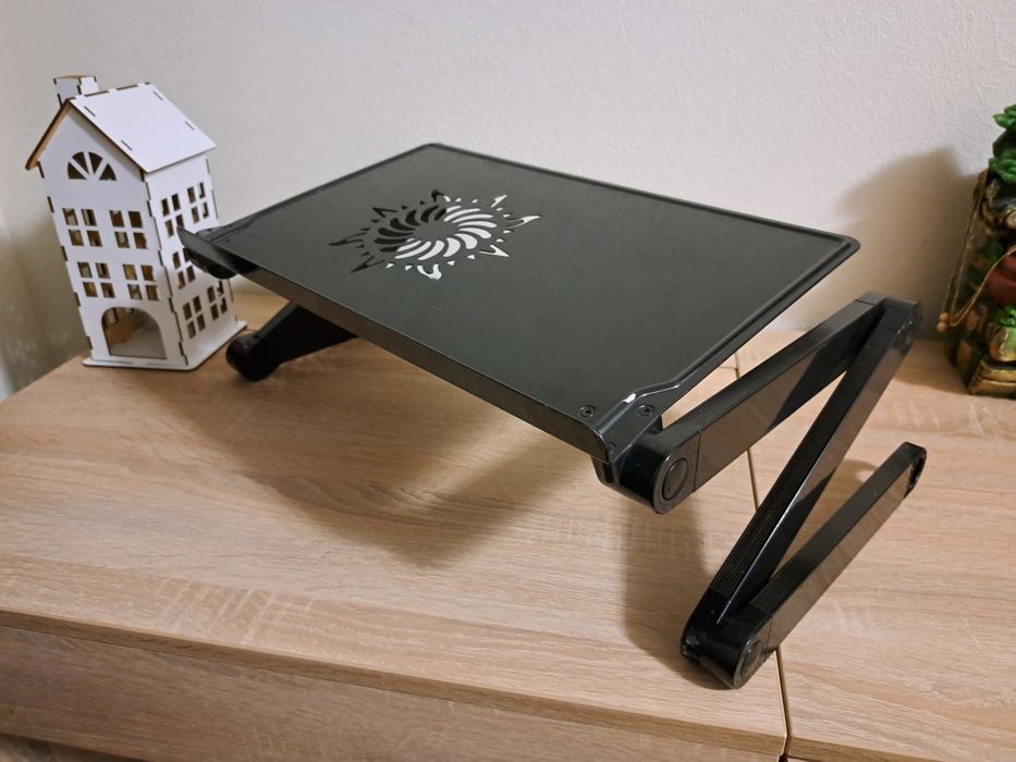 Стіл-підставка для ноутбука.