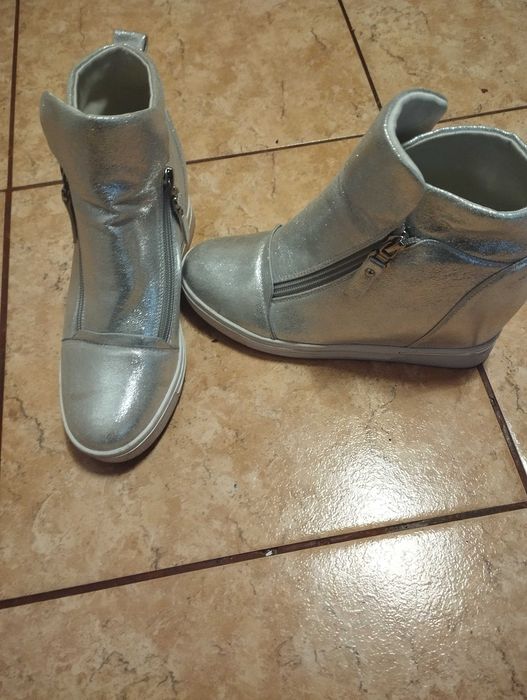 Sneakersy na koturnie