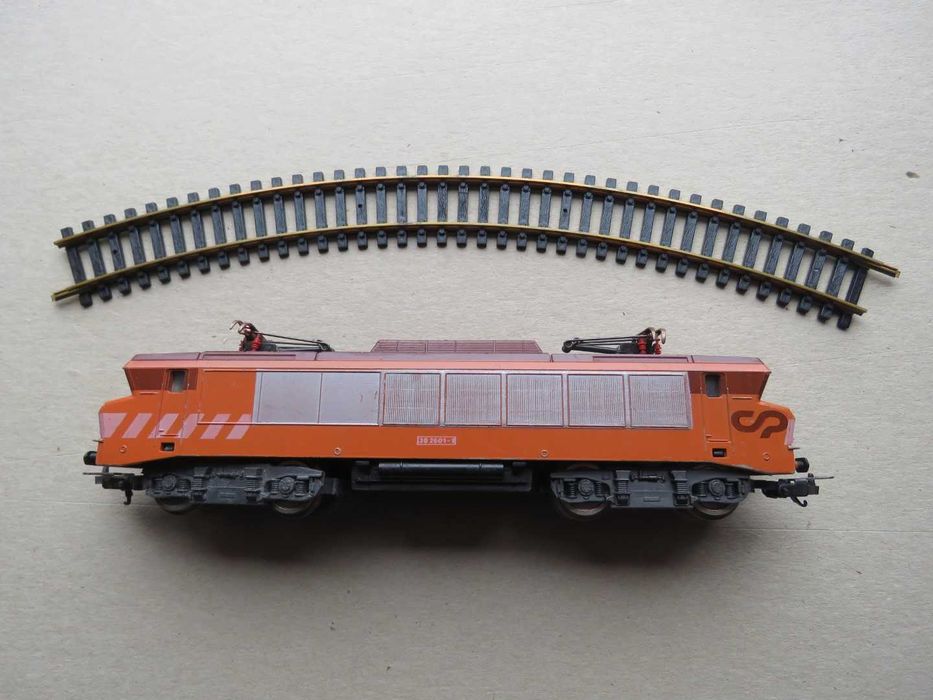 Locomotiva original Lima CP 2600, analógica; 2 pantografos.