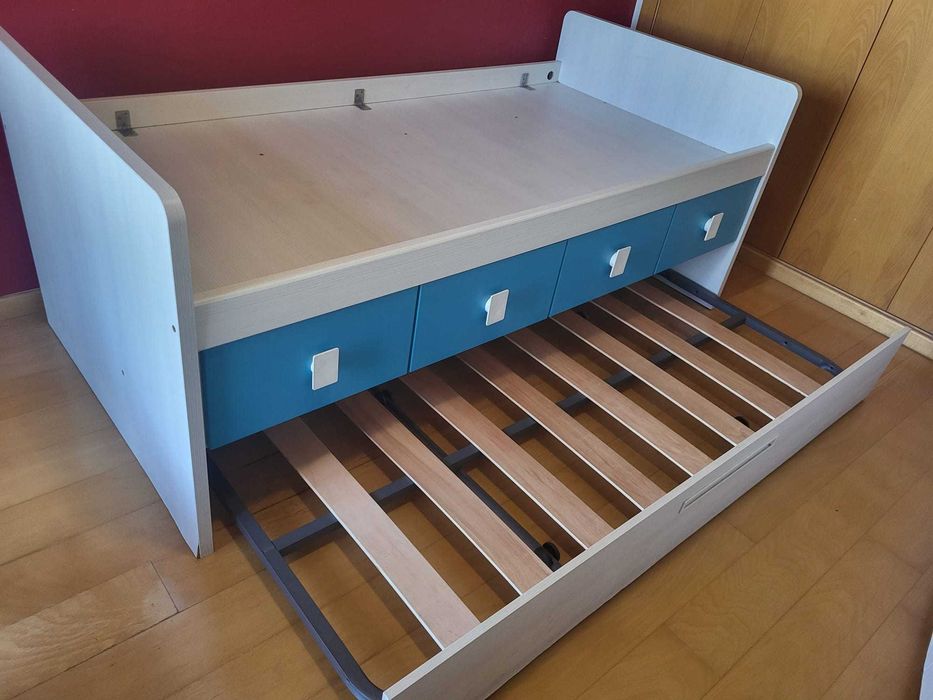 Cama usada de solteiro dupla com gavetões.