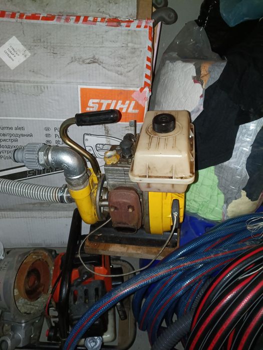 Dwie pompy spalinowe