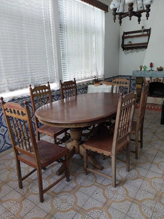 Mesa de jantar com seis cadeiras