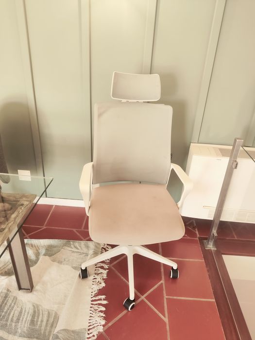 Cadeira ergonómica branca com apoio de cabeça