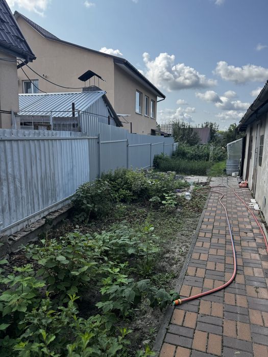 Продам півбудинку з ремонтом та ділянкою 6,5 сот у Гостомелі