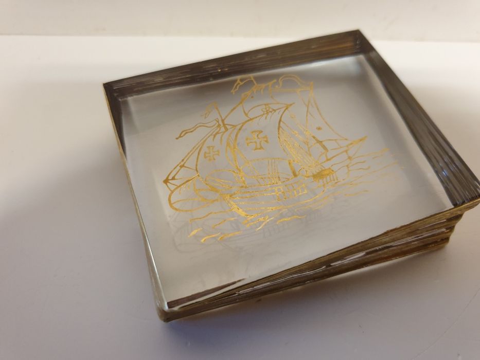 Lindo pisa papel em cristal dourado com uma caravela portuguesa