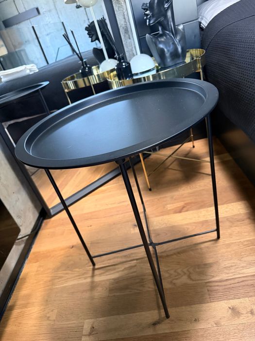 Czarny okrągły metalowy stolik