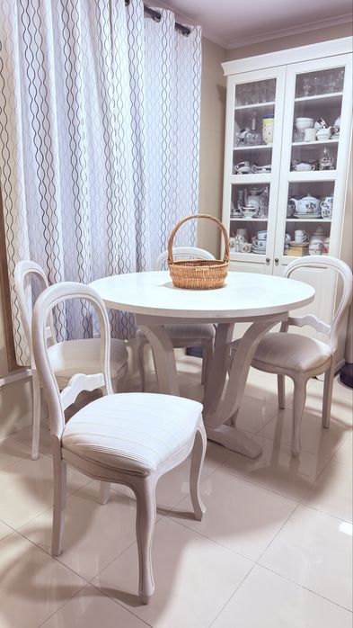 Conjunto mesa e cadeiras