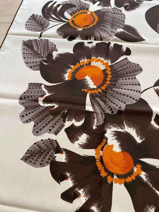 Toalha de mesa quadrada em branco castanho e laranja