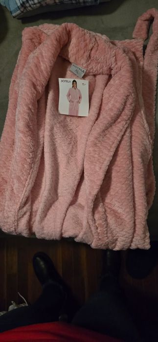 Vendo robe de senhora novo com etiqueta muito macio e quentinho.