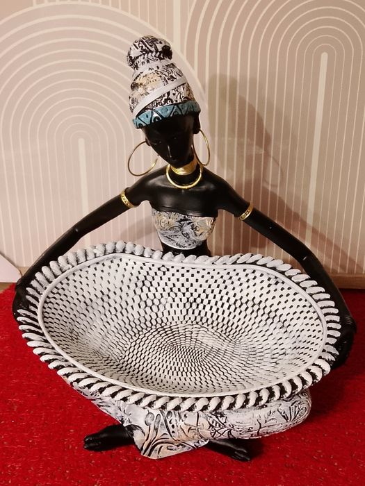 Biała Dama z misą długość 22cm afrykańska kobieta statuetka do salonu