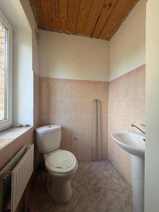Продам цегляний 2 поверховий  будинок  в  селі  Оженин біля Острога.