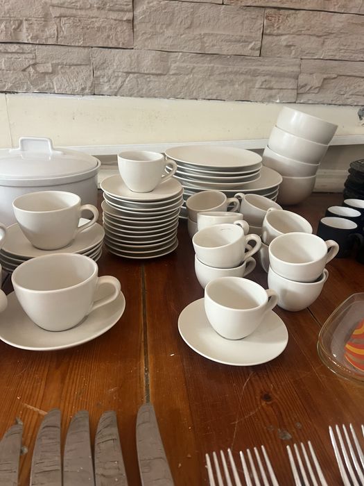 Servico de pratos e outros