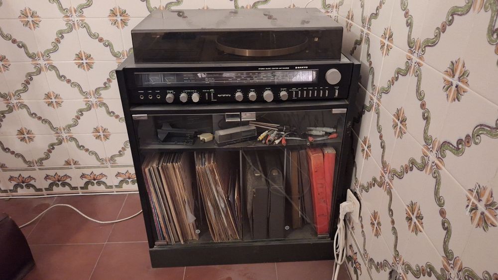 Vendo/Troco Gira discos com gravador e rádio + Móvel
