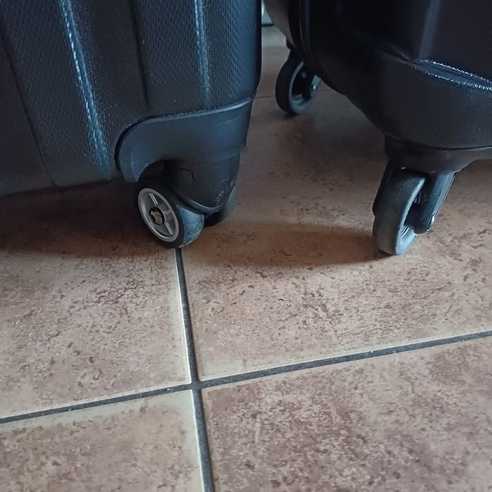 Dwie czarne walizki sztywne kabinowego Bugatti i Stratic