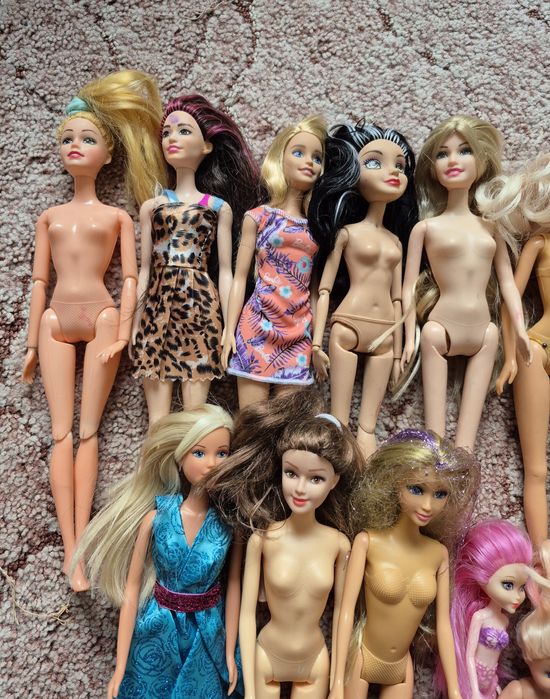 Лот іграшкових ляльок