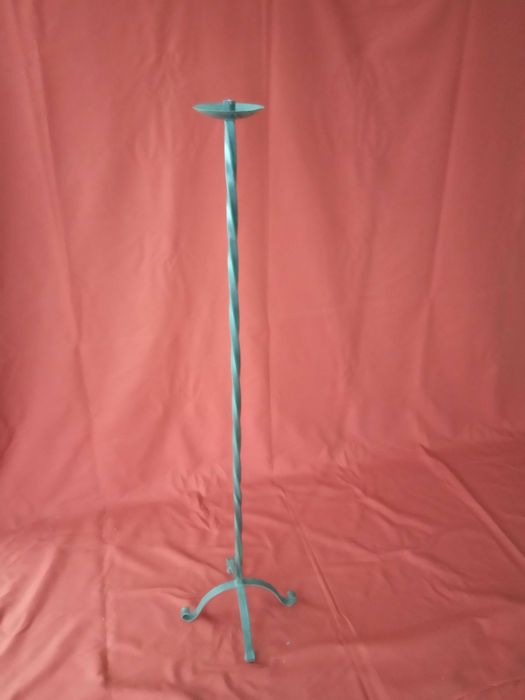 Castiçal para uma vela em ferro forjado