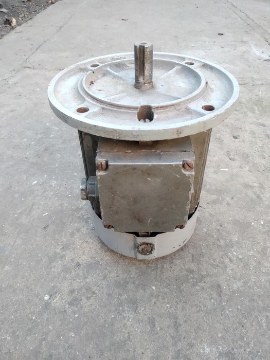 Электро моторы  фланцевые и лапковые