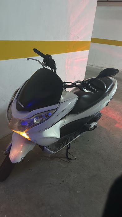 Moto honda PCX  Bom estado