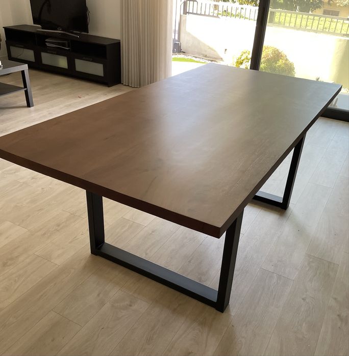 Mesa em madeira maciça - nova