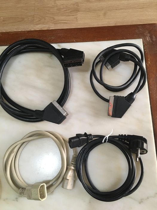Vários  cabos/ADMI/Scart/Dado/Telefone