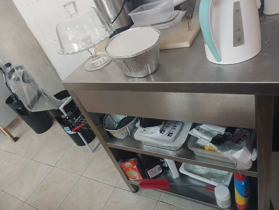 bancada de inox aberta com duas prateleiras inferiores