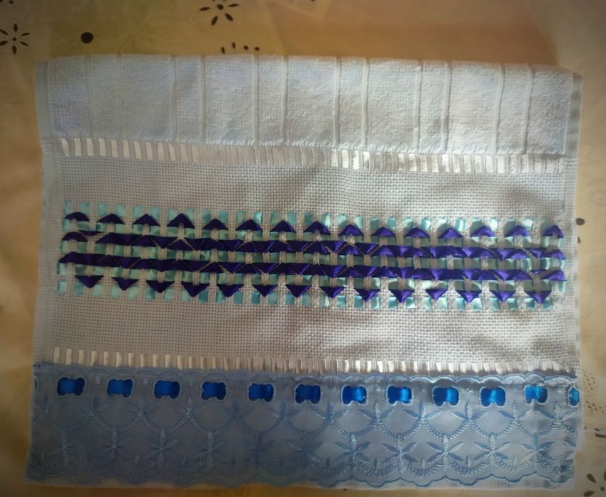 Toalha de mãos bordada com fitas