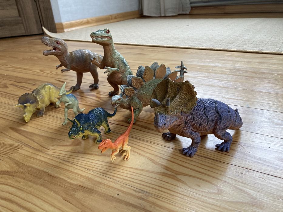 Фигурки динозавров
