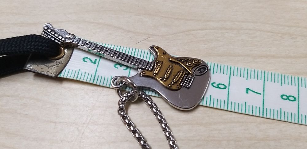 Colar Guitarra Elétrica.