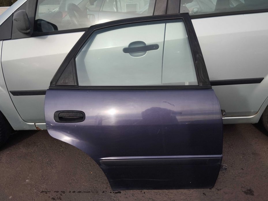 Toyota Corolla E11 1.4i 5D 1998r. Drzwi tylne prawe.