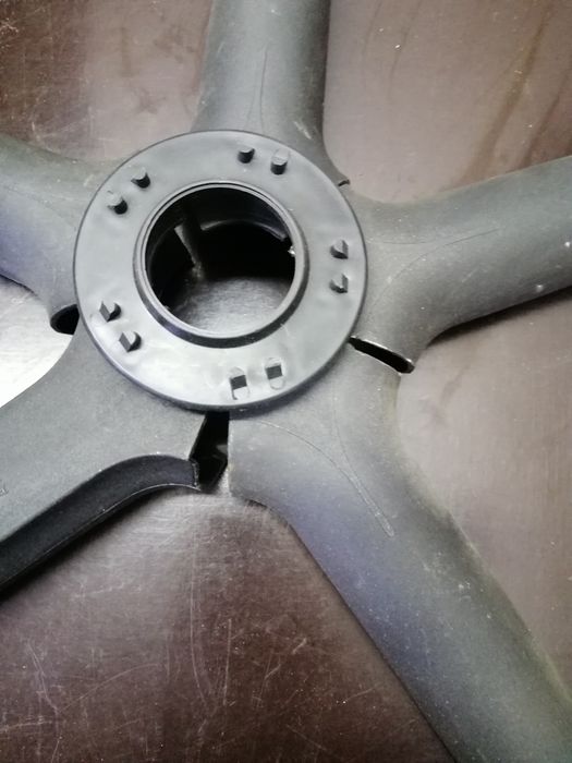 Декоративная накладка на крестовину кресла