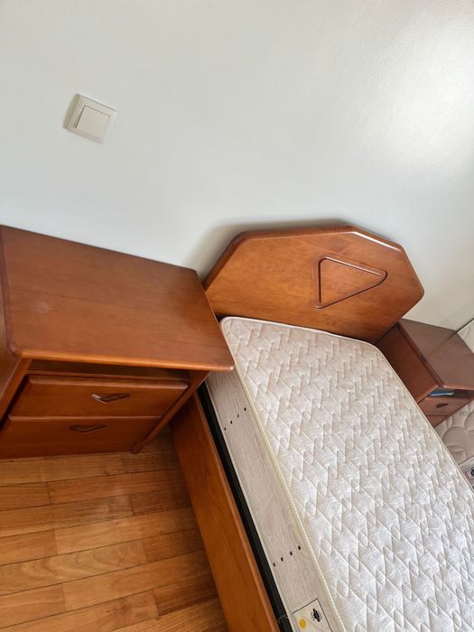 Cama de solteiro com mesinhas de cabeceira