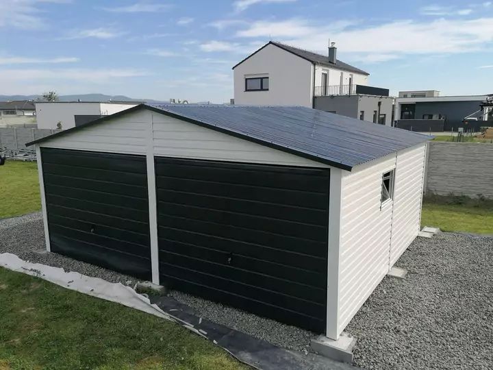 Blaszak dwustanowiskowy 6x5 m - Dach dwuspadowy, Brama uchylna, Szara