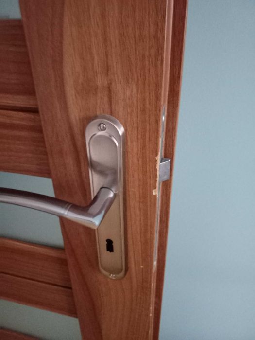 Drzwi 80 lewe i prawe z klamkami kolor orzech