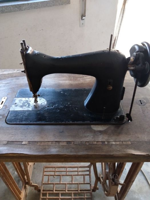 Máquina de costura Alfa centenária
