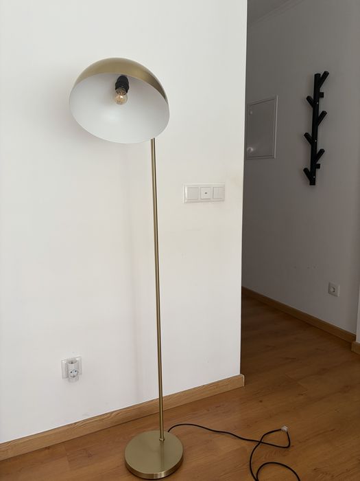 Candeeiro de pé dourado