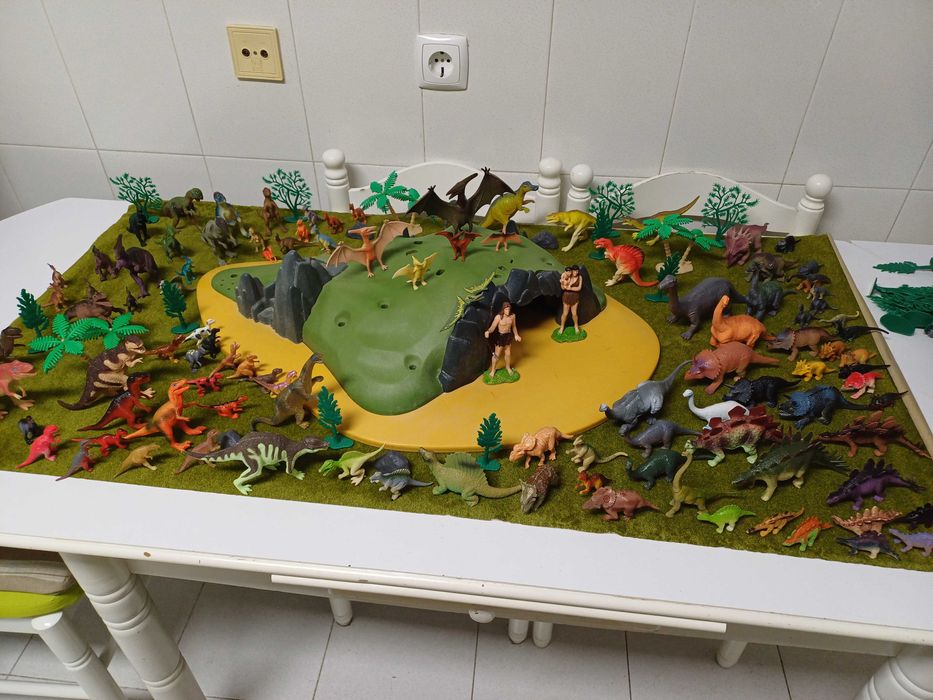 Gruta pré-histórica com 2 humanos e 100 dinossauros diferentes